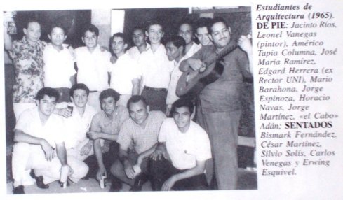 Estudiantes de Arquitectura de la UNAN Managua y otros, en 1965. Foto del archivo personal del Arq. Silvio Noel Solis Pérez. Cabe destacar que aparte del Arq. Silvio Solis, se destacan aquí el Arq. Edgard Herrera ex Rector de la UNI uno de los cuatro primeros arquitectos formados y graduados en Nicaragua, el Arq. Mario Barahona, primero en graduarse un 18 de Junio de 1971 y quién nos dejo físicamente hace pocos días. Además están por ahí el Arq. Jorge Martínez y el Arq. Cesar Castillo. 