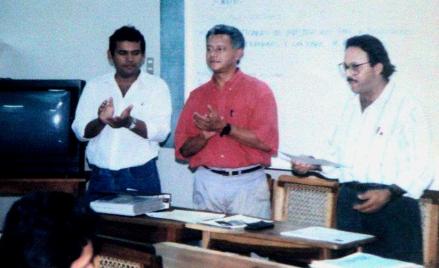 Acto de cierre de uno de los módulos de la especialidad en Conservación del Patrimonio impartidos por la FARUSAC entre 1992 y 1995. De izquierda a derecha: Arq. Francisco Mendoza Vice Decano, FARQ UNI, Dr. Arq. Mario Ceballos Docente de la especialidad y el Arq. Nelson Brown Barquero, Decano de la Facultad 1990-1996