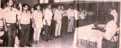 Recorte de periódico de la toma de posesión de los primeros Consejos Facultativos de nuestra universidad, al frente los miembros del primer Consejo Facultativo de Arquitectura. Imagen cortesía del Arq. Pablo Medrano.